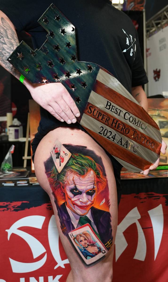 Jhony Ramirez holding his Best Comic / Super Hero Tattoo award at AATC 2024